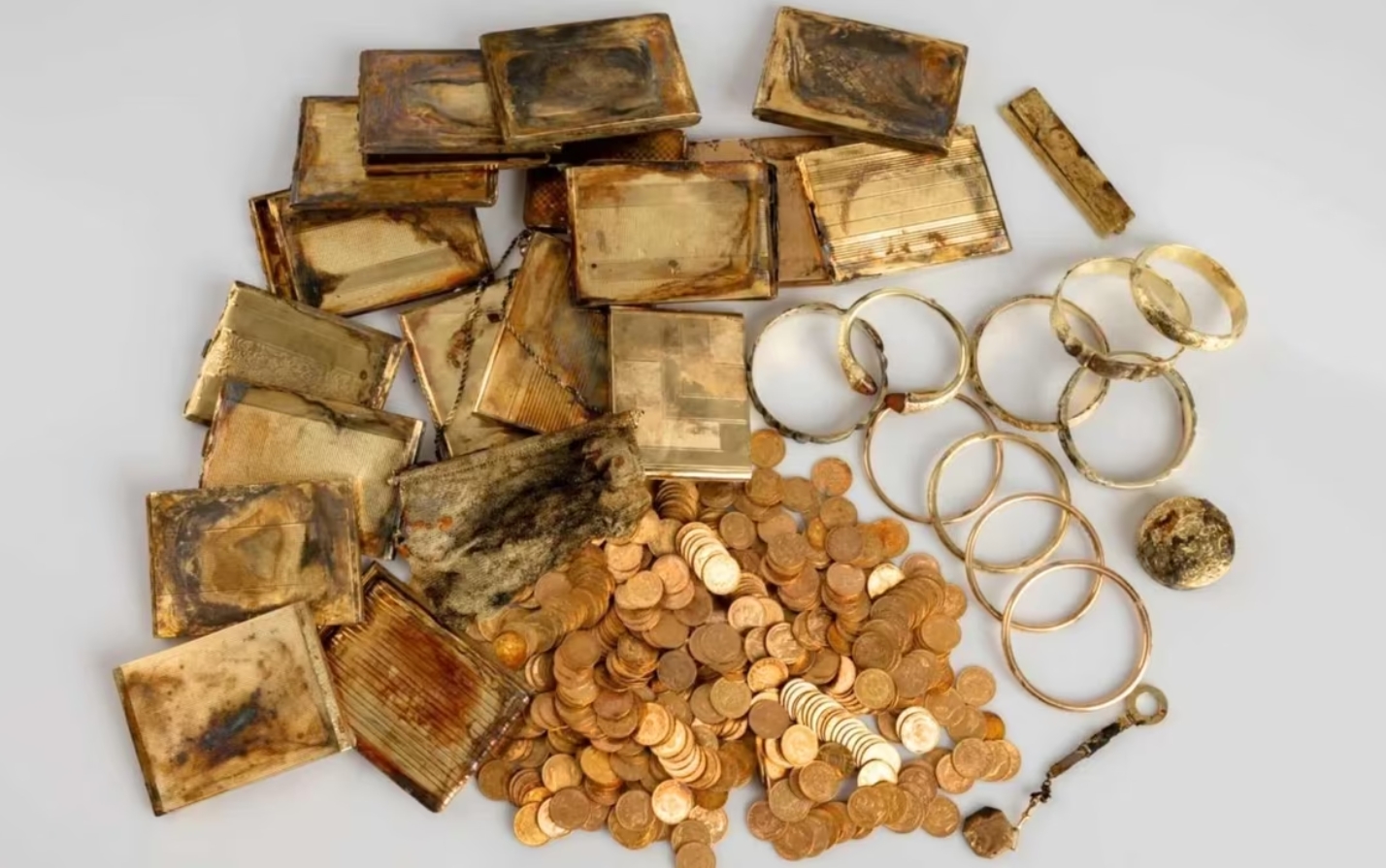 Туристи пішлі у гірський похід і знайшли унікальний скарб: що було у контейнерах